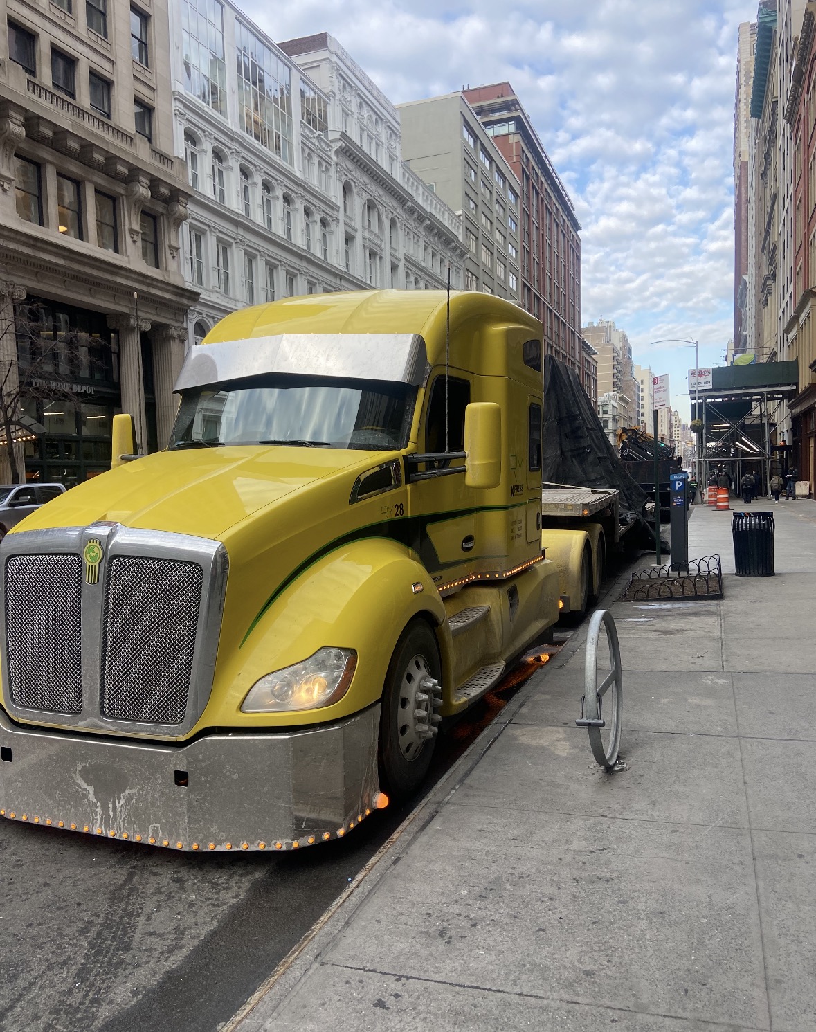 Yellow RY Kenworth T680 with flatbed in downtown Manhattan